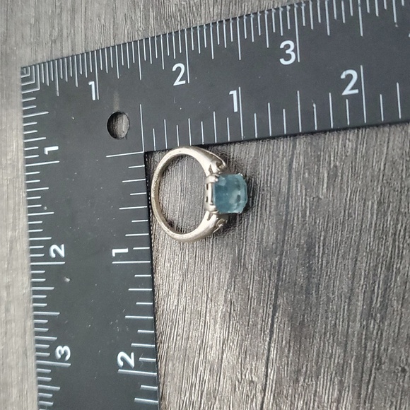 Avon Elegant Silver Ring with Icy Blue Gemstone R807 - Picture 3 of 4